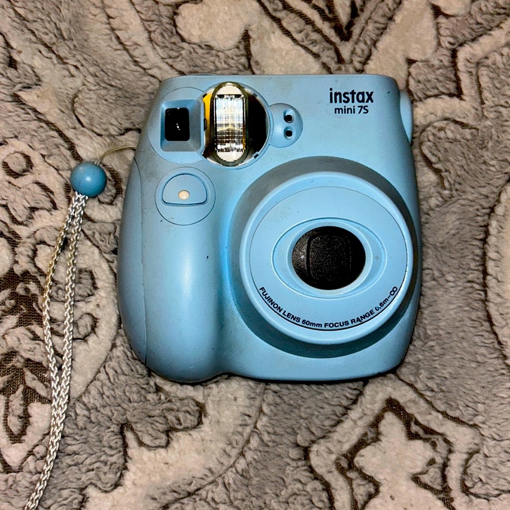 I am selling an instax mini 7S camera